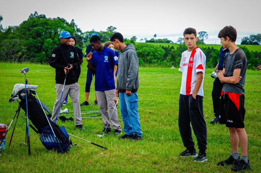 Cerca de 30 alunos participam da competição de golfe do Jesma