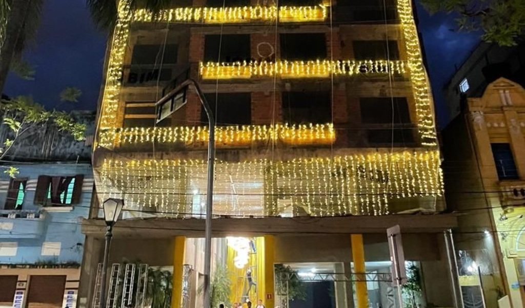 título imagem Prédio da Rio Branco ganha iluminação especial na véspera de anúncio de novo projeto: clique e veja em detalhes