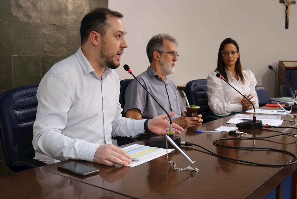 Opostos na ideologia, mas afinados no trabalho