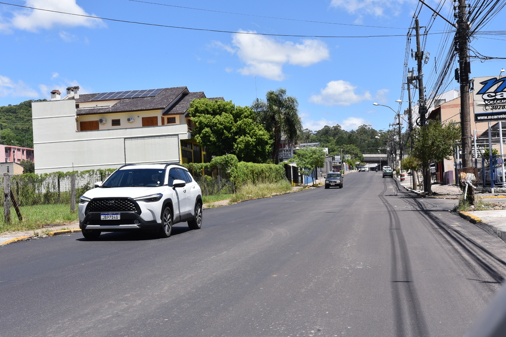 Foto: Deni Zolin - Obras em vários trechos, como o asfaltamento na Duque de Caxias (foto), têm chamado a atenção dos santa-marienses nas últimas semanas.