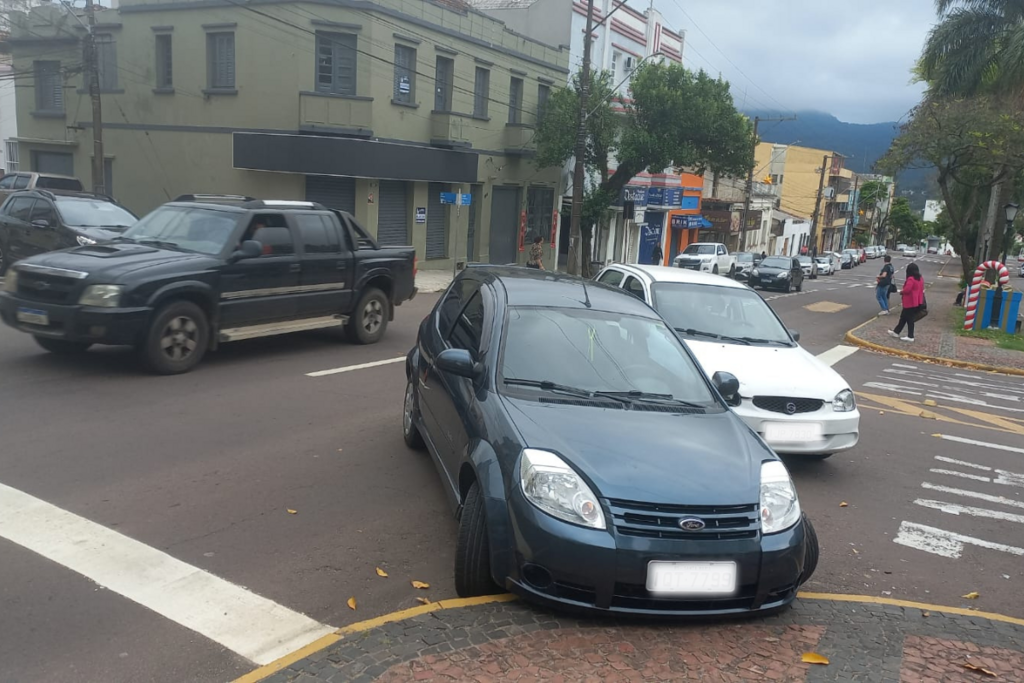 Acidente na manhã desta segunda-feira deixa trânsito em meia pista na Avenida Rio Branco Acidente na manhã desta segunda-feira deixa trânsito em meia pista na Avenida Rio Branco
