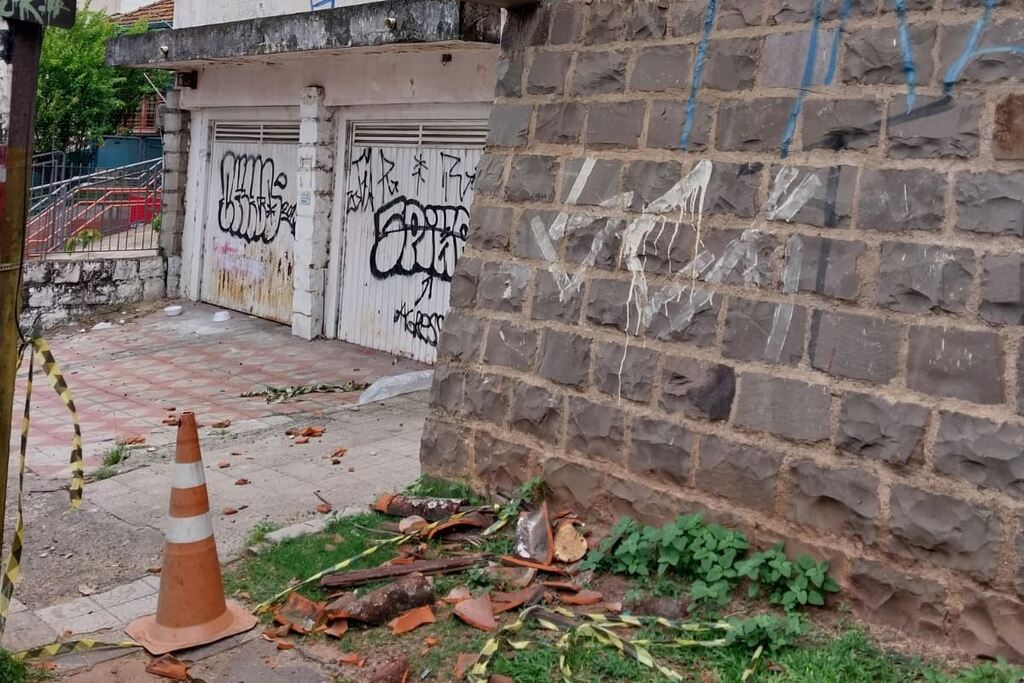 Imóvel interditado preocupa moradores em área central de Santa Maria