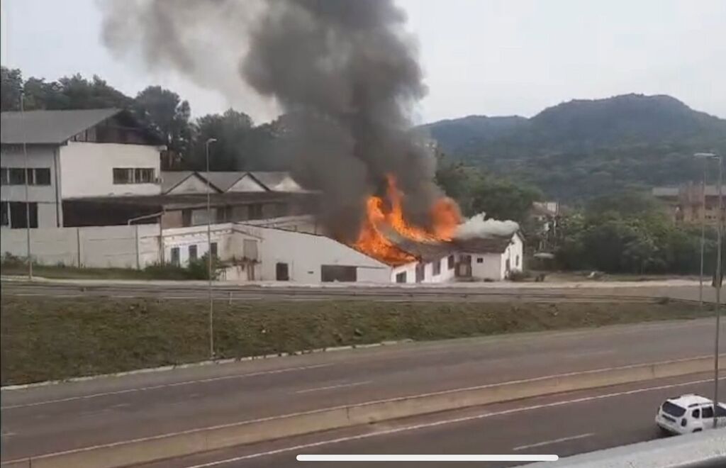 título imagem Incêndio atinge galpão na manhã desta quarta-feira; ninguém ficou ferido