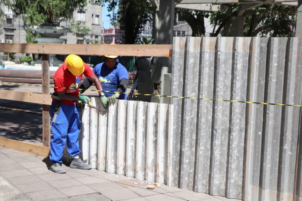 título imagem Obra na Praça Saldanha Marinho tem avanço dos tapumes para serviços no entorno do chafariz e do coreto