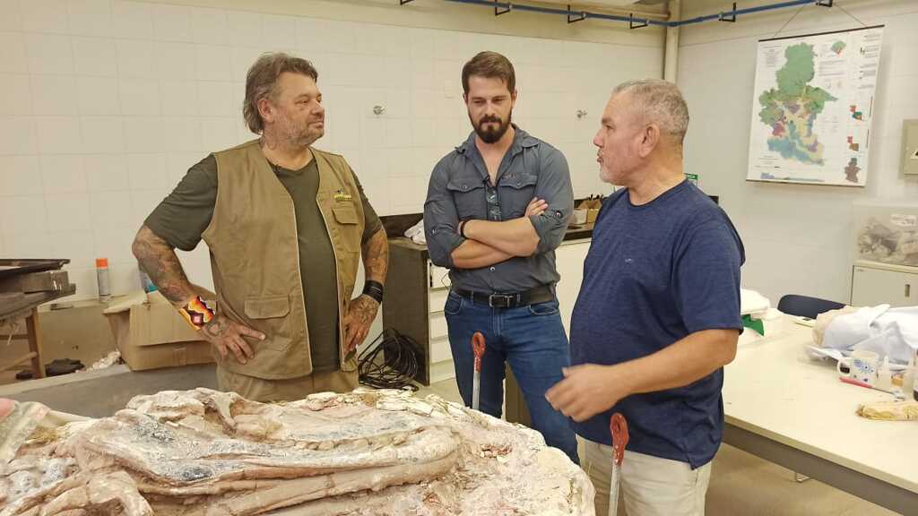 título imagem Biólogo e apresentador Richard Rasmussen está na região para produção de vídeos sobre os dinossauros da Quarta Colônia