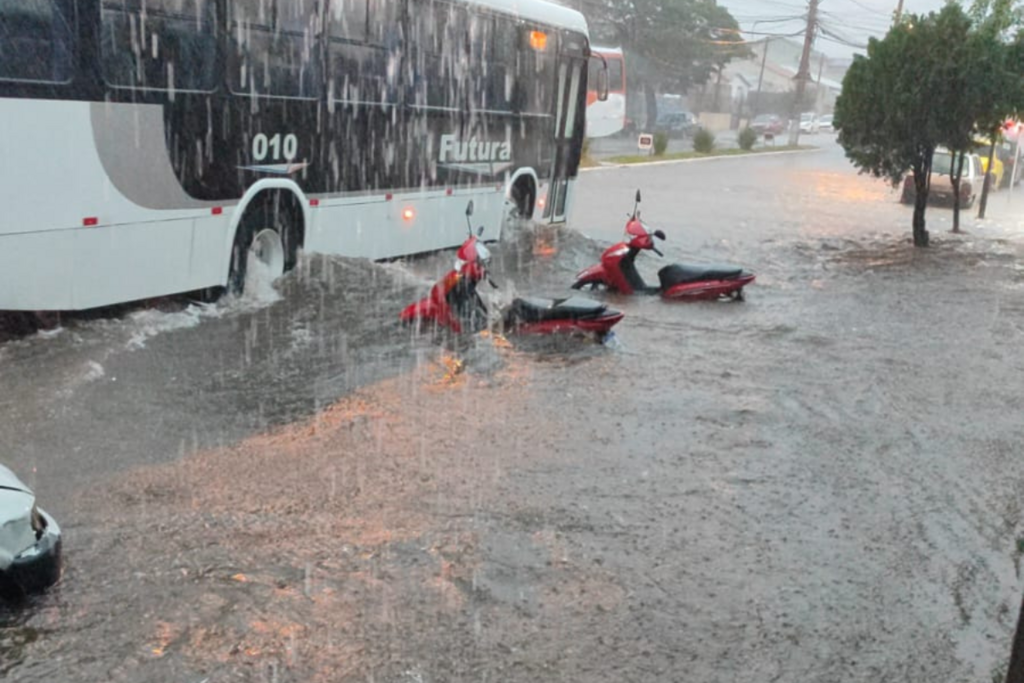 VÍDEO: temporal com rajadas de 79 km/h causa alagamentos em Santa Maria