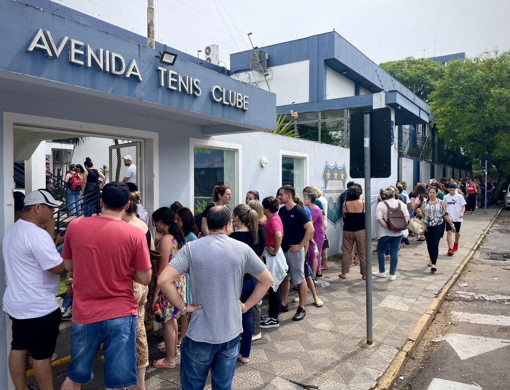título imagem Mil pessoas compareceram ao primeiro dia do Bazar Solidário, que segue nesta sexta-feira