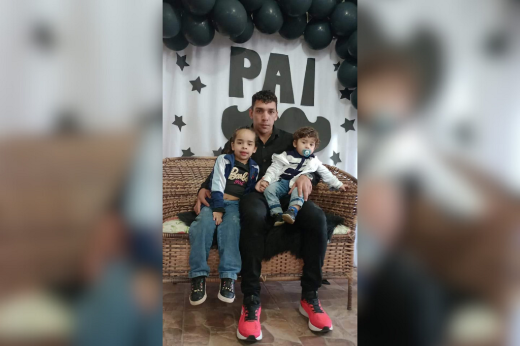 título imagem “Trabalhador e cheio de sonhos”, relembra irmão de jovem que morreu ao sofrer descarga elétrica em São Gabriel