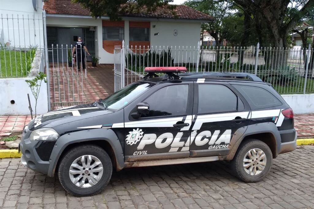 título imagem Suspeito e perseguir a ex-mulher e atear fogo em carro é preso pela Polícia Civil na região