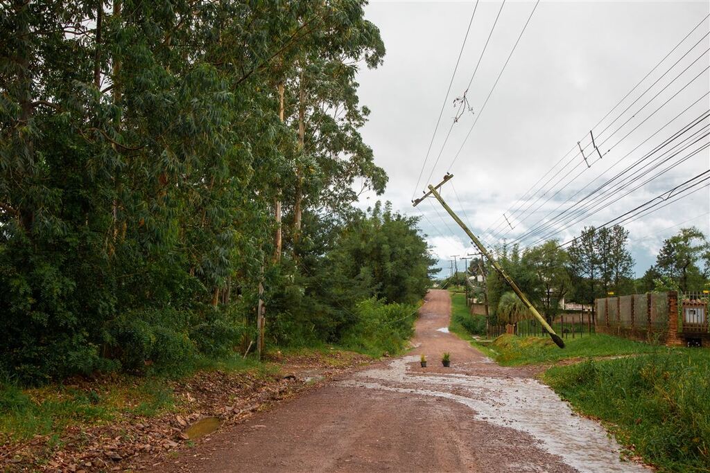 título imagem Após sensação térmica de 44°C, chuva retorna e causa estragos em Santa Maria
