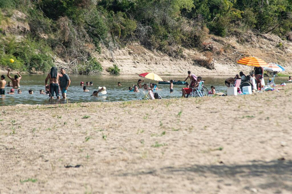 título imagem Três praias da região não estão liberadas para banho; veja quais são