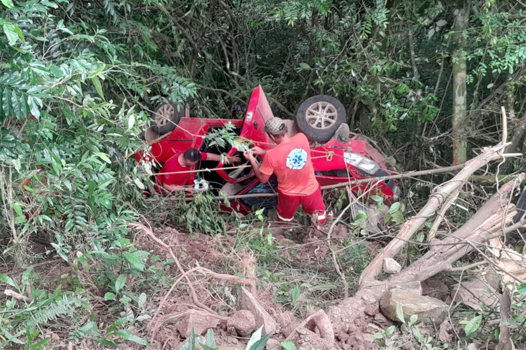 Homem é encontrado morto após veículo sair da pista e cair em barranco na região