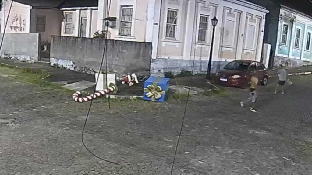 VÍDEO: em duas semanas, pelo menos três decorações de Natal do Centro são alvos de vandalismo em Santa Maria 