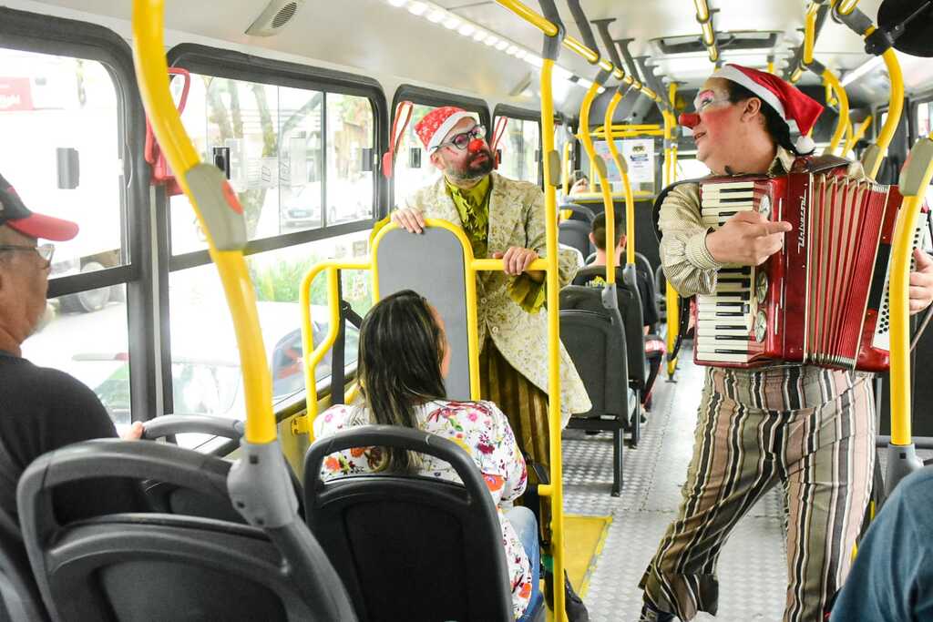 título imagem De carona com a trupe: Passageiros da Alegria finalizam ano com intervenção no transporte público de Santa Maria