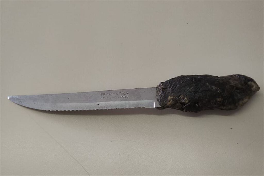 Foto: Brigada Militar - Faca utilizada no crime foi apreendida com o suspeito