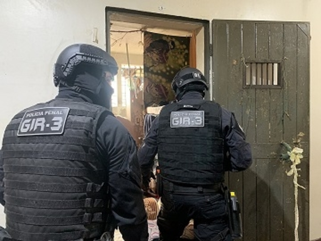 título imagem Celulares e facas são apreendidos durante revista geral em Presídio de Cruz Alta