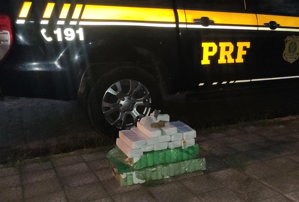 Dupla é presa com mais de 30kg de maconha em rodovia da região