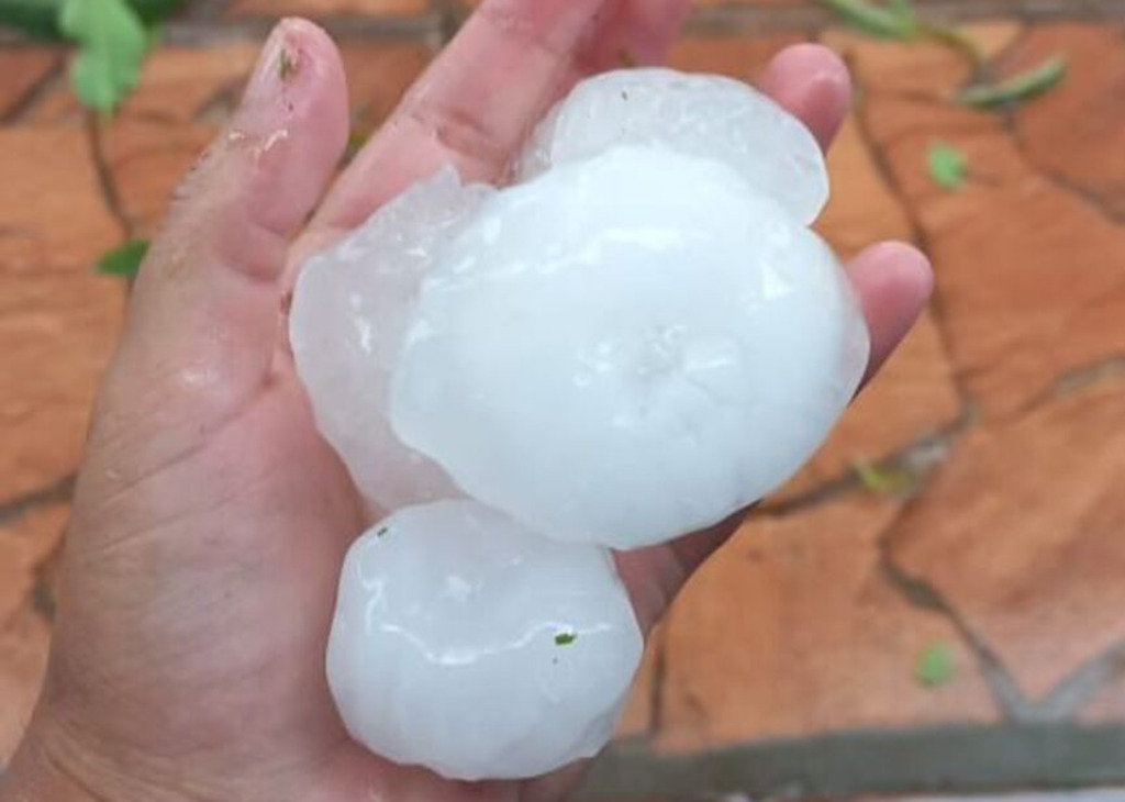 Vendaval acompanhado de granizo causa  transtornos em cidade da região