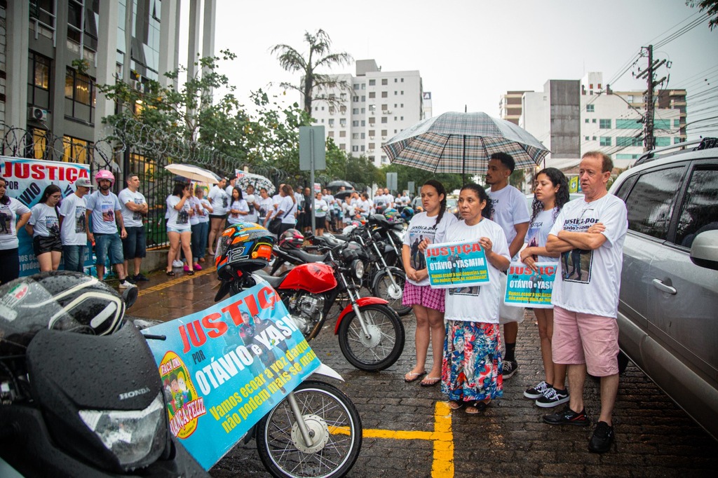 título imagem Familiares e amigos de casal morto na BR-158 protestam contra a soltura do motorista bêbado que causou o acidente