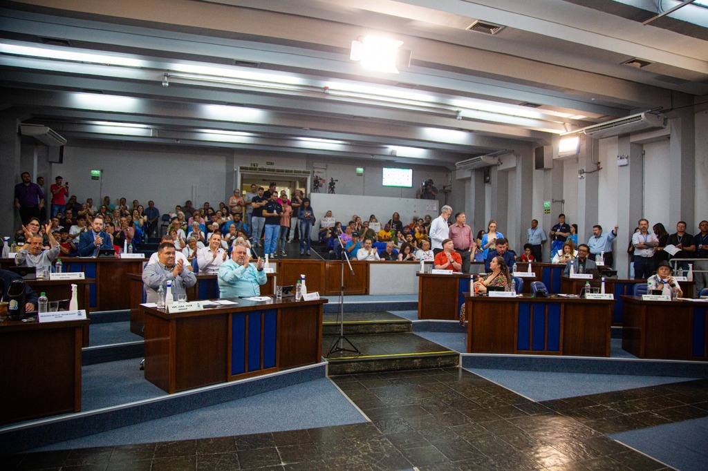 Eleição da Câmara teve alfinetadas, explicações e divisão em bancada