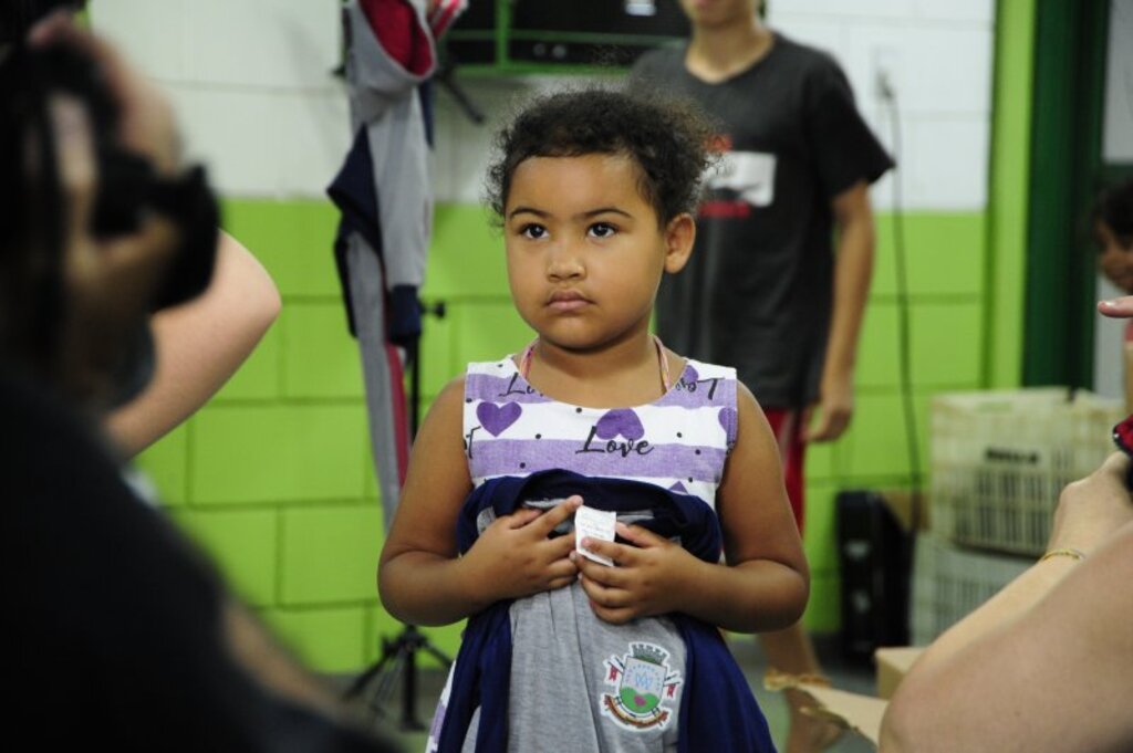 título imagem Prefeitura faz a primeira entrega de uniformes, com 6 mil peças, para alunos da Rede Municipal de Ensino