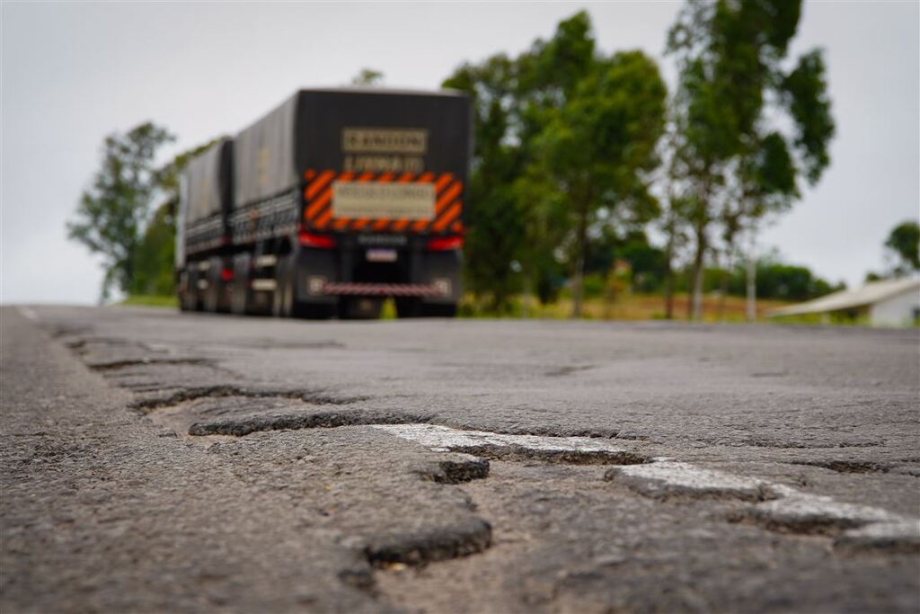 Motoristas que trafegam pela BR-158 enfrentam insegurança e danos em veículos; Dnit promete obras para 2024