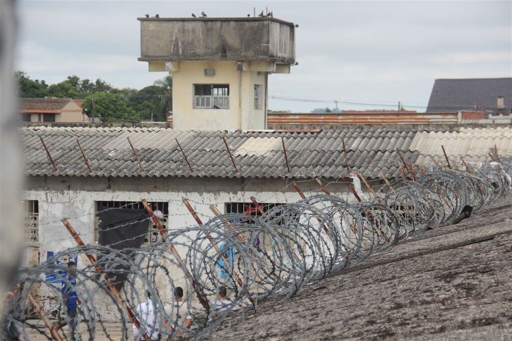 Dupla é detida ao arremessar celulares para dentro de Presídio de Santa Maria