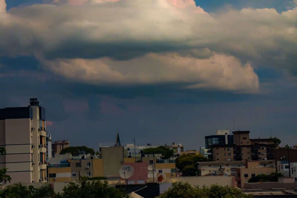 Após calor de 36°C nesta quinta, há risco de temporal para Santa Maria na sexta; confira a previsão do tempo