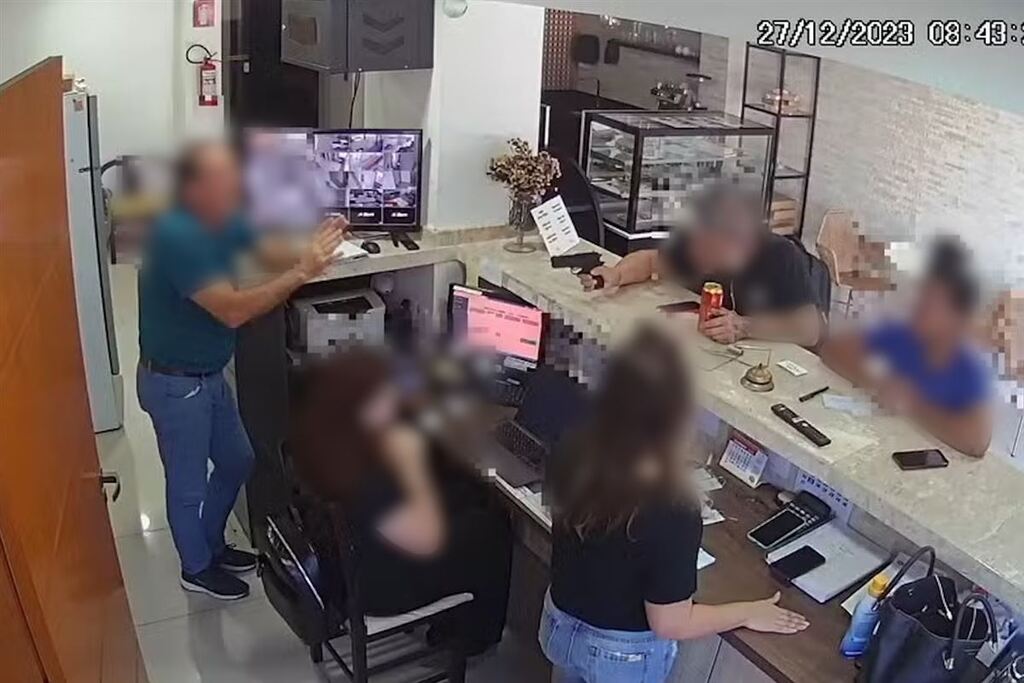 título imagem “Eu só pensava que ele ia atirar a qualquer momento e matar todo mundo”, diz funcionária de hotel assaltado em Santa Maria