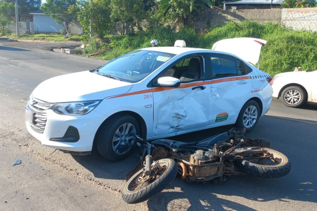 Colisão entre táxi e moto deixa três pessoas feridas na BR-287, em Santa Maria