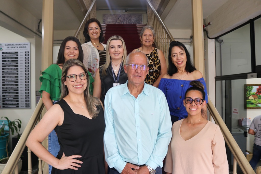 Foto: Luã Santos (Câmara de Vereadores) - Ao assumir o Legislativo, nesta terça-feira, Manoel Badke fez um registro ao lado das mulheres que trabalham no seu gabinete e as que também atuarão na Presidência