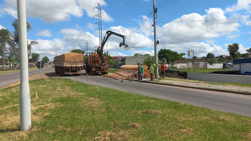 título imagem Carroceria de caminhão cede e carga de madeira cai às margens da BR-392 em Santa Maria