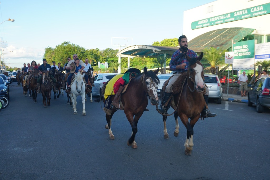 título imagem Familiares e amigos realizam cortejo de despedida a trabalhador morto por um raio em São Gabriel