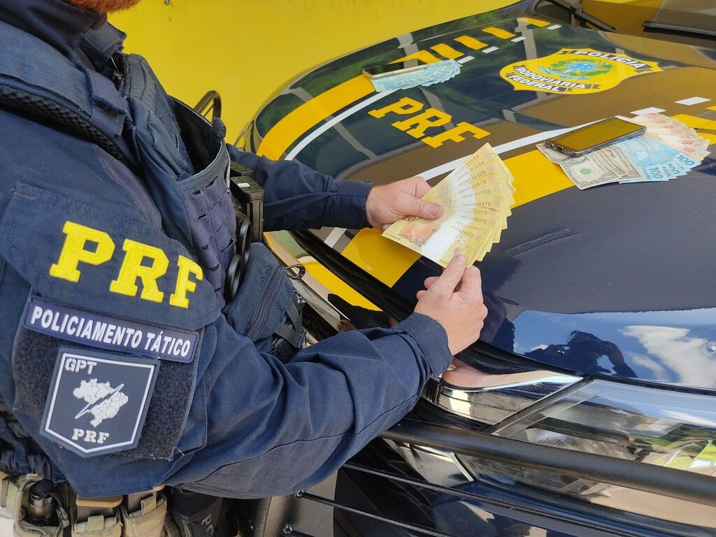 Foto: PRF (Divlgação) - Motorista e passageiro de Honda Civic portavam R$ 400 em cédulas falsas de R$ 20 quando foram abordados, na manhã de sexta
