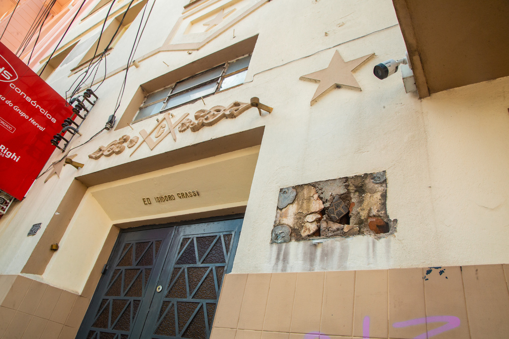 título imagem Após desaparecimento de arandela do Theatro Treze de Maio, outras instituições confirmam o furto de itens das fachadas