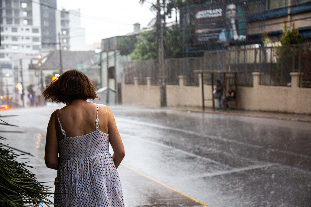 título imagem Após calor de 35°C neste domingo, semana deve iniciar com chuva na Região Central