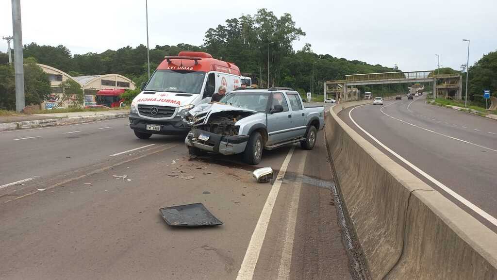 título imagem Colisão traseira entre caminhonete deixa uma pessoa ferida na BR-158, próximo ao Trevo do Castelinho