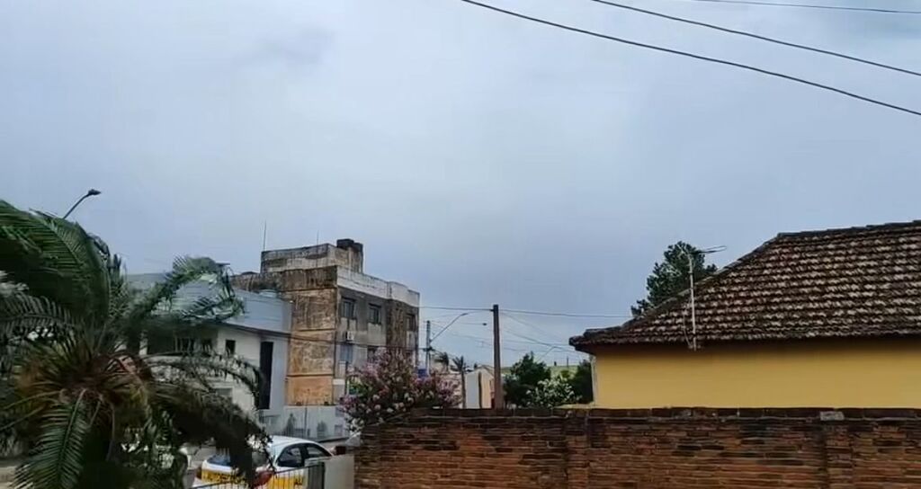 título imagem Com rajadas de 76 km/h, cidade da região fica sem fornecimento de energia elétrica