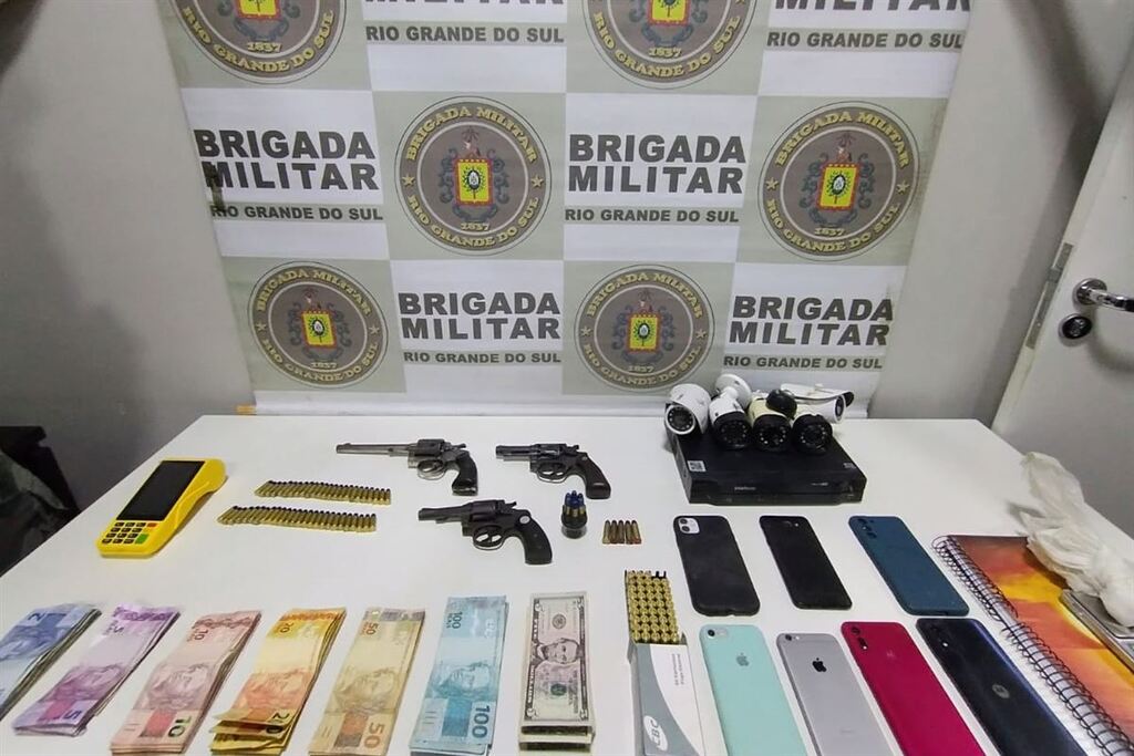 título imagem Duas pessoas são presas com armas, munições e drogas em distribuidora de bebidas de Santa Maria