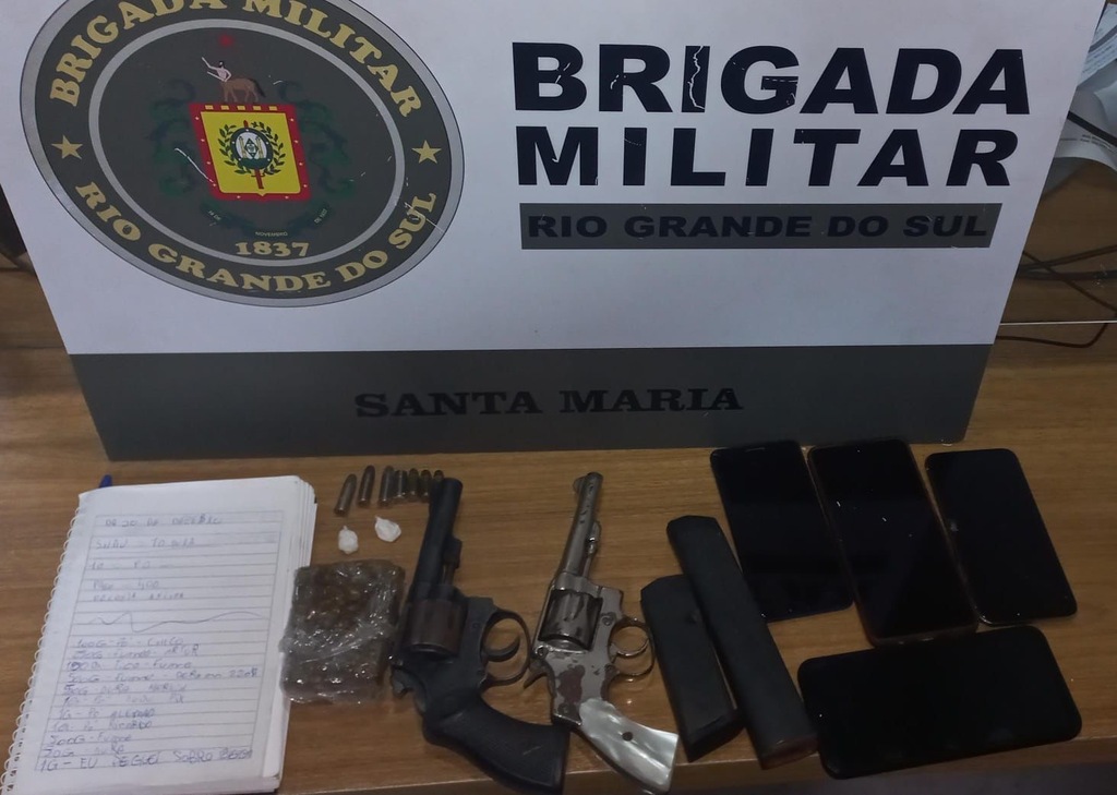 título imagem Jovem é preso com arma, munições e drogas na Vila Oliveira em Santa Maria