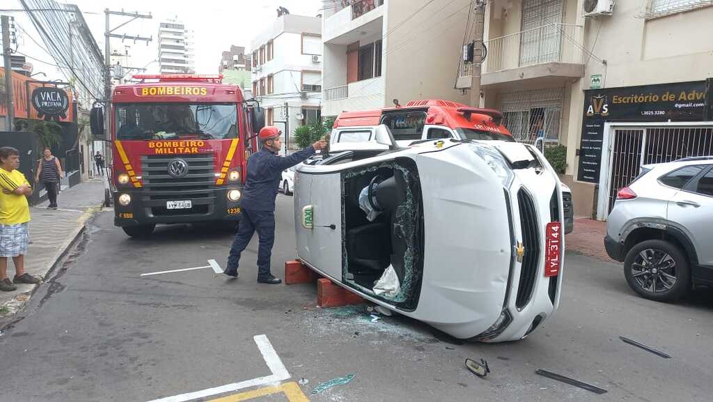 Táxi perde o controle, capota e atinge dois carros no centro de Santa Maria