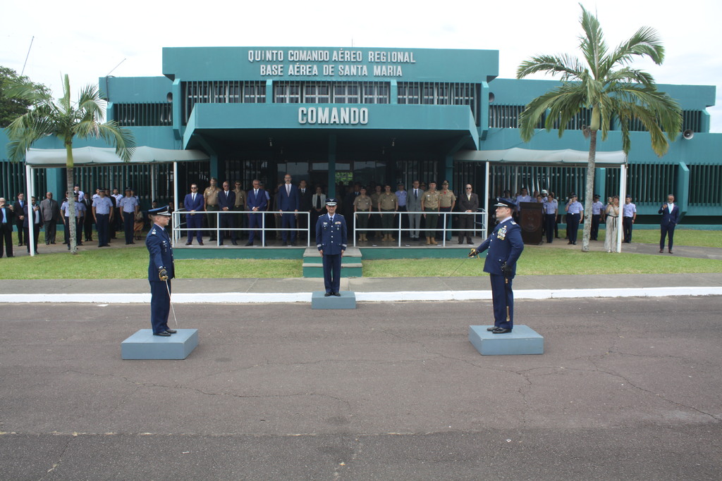 Foto: João Roberto Saraiva/BASM - Coronel Marchiorato (à esq.) ou o comando da BASM ao coronel Lames (à dir.) em solenidade presidida pelo brigadeiro Rivero (centro)