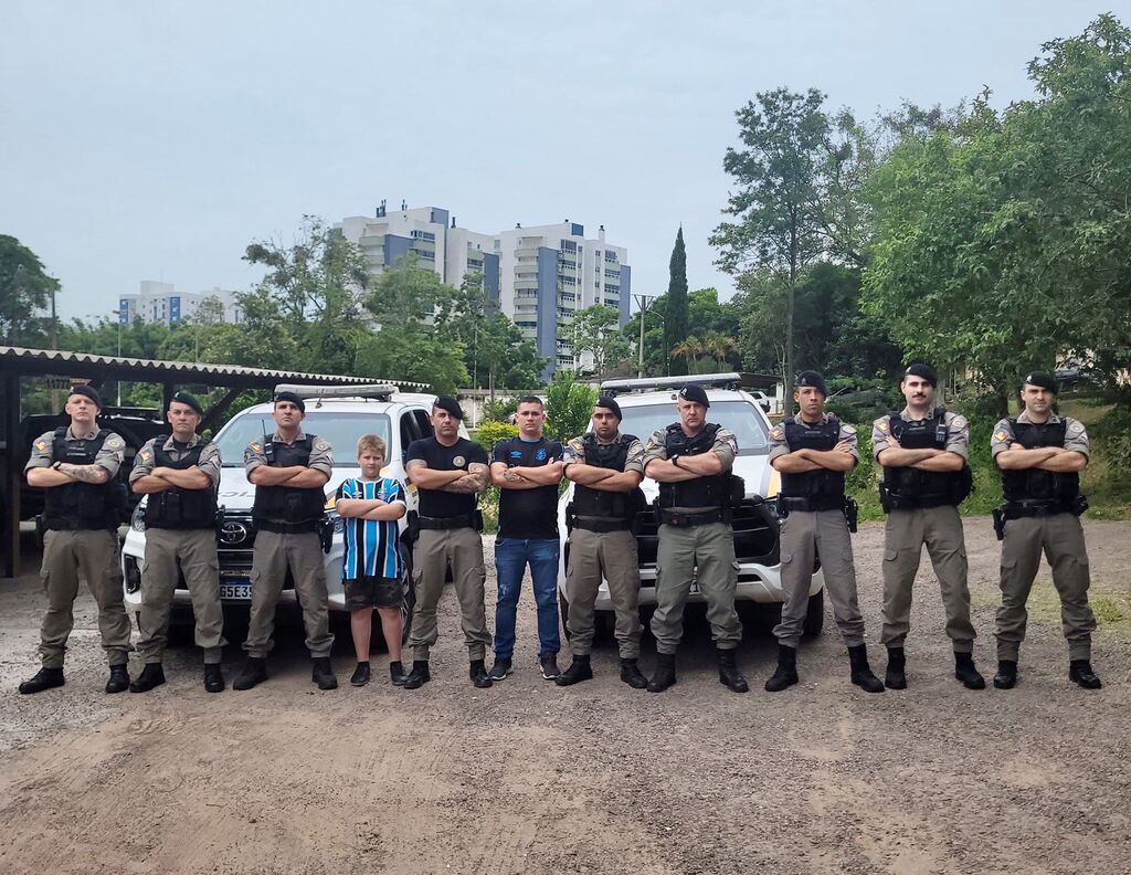 Policiais do 1º RPMon recebem a visita de pequeno fã da instituição
