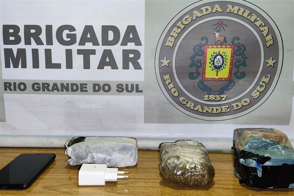 Dupla é detida após arremessar drogas para dentro de penitenciária em Santa Maria