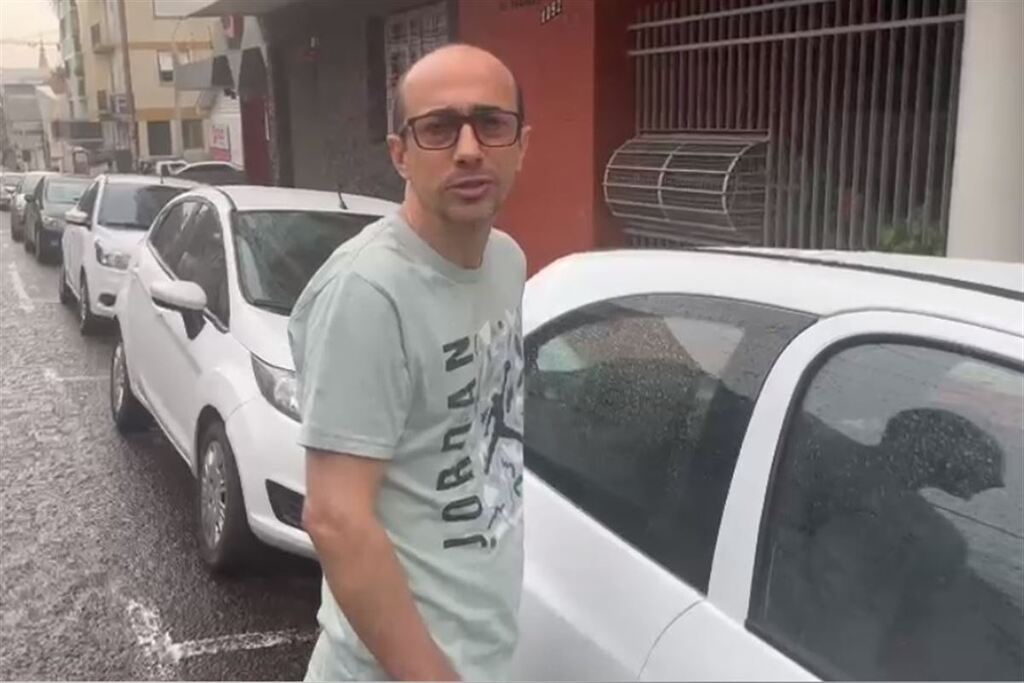 Foto: Rafael Meneze (10/11/2023) - Em novembro de 2023, Leandro foi flagrado ao sair de um Centro de Formação de Condutores (CFC), onde havia ido renovar a Carteira Nacional de Habilitação (CNH)