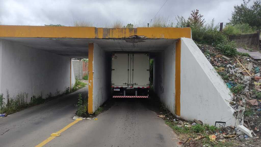 título imagem Caminhão fica entalado ao tentar passar por túnel em Santa Maria