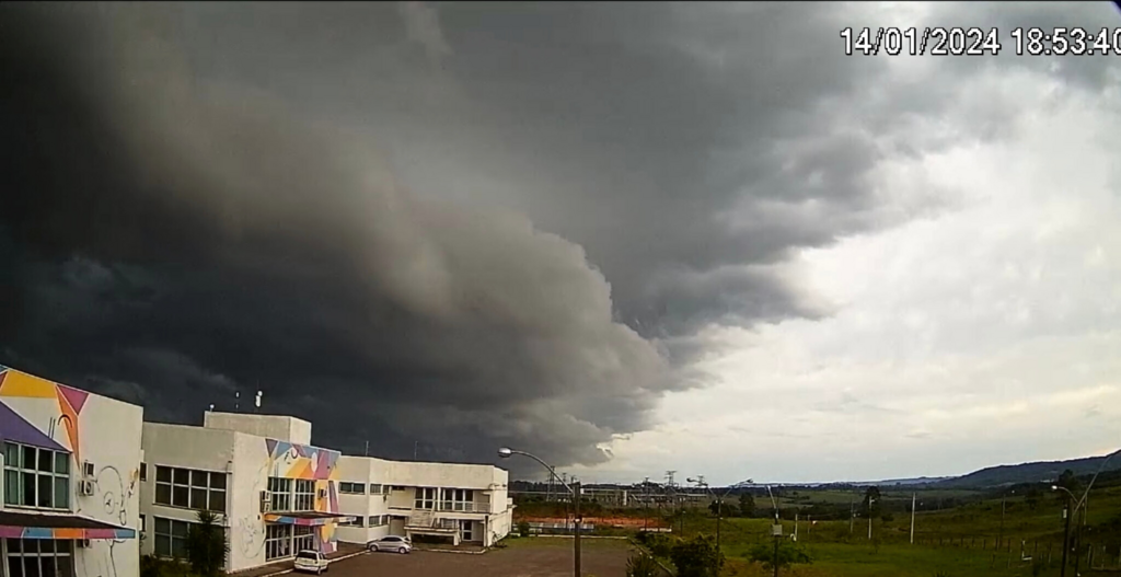 VÍDEO: formação de ‘shelf cloud’ no céu de Santa Maria impressiona; entenda o fenômeno
