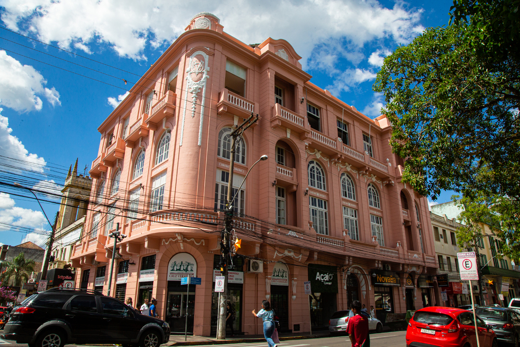título imagem Prefeitura assina contrato com empresa que fará estudo técnico para revitalizar o prédio da SUCV