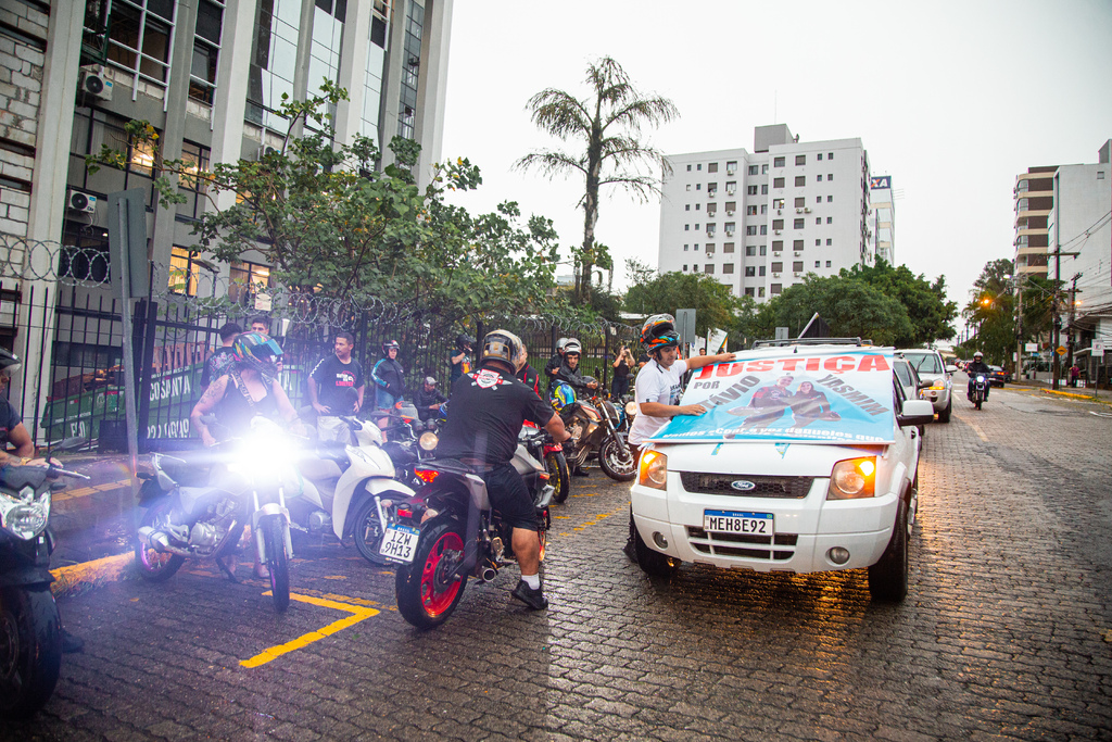 título imagem 1 mês sem Otávio e Yasmim: familiares de casal morto em acidente na BR-158 realizam protesto nesta terça-feira em Cachoeira do Sul