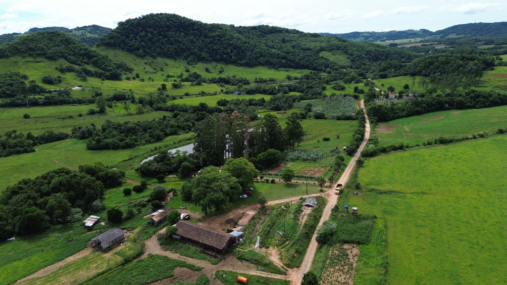 título imagem Com o auxílio de drones, policiais reforçam as buscas por fugitivo que vem causando medo a moradores da região